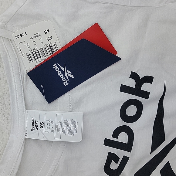 NEW Reebok women's graphic Tee! - Picture 2 of 6